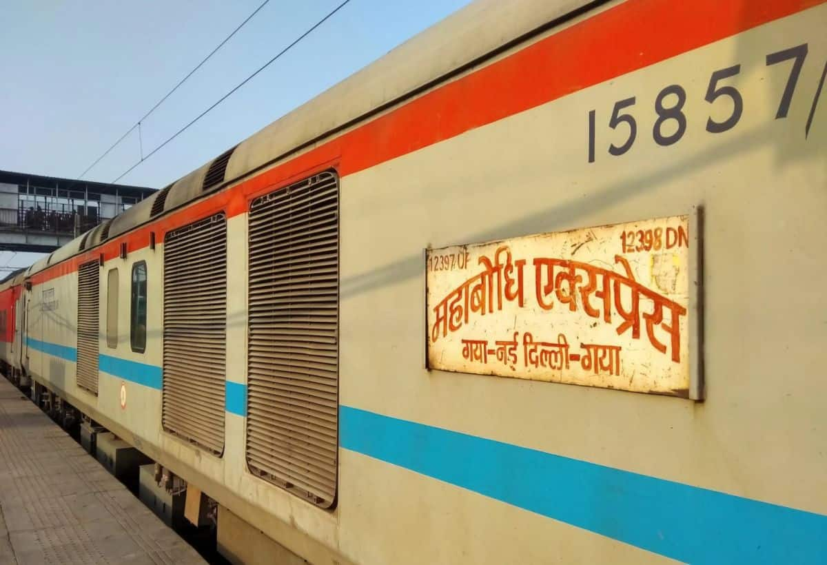 Stone Pelting on Mahabodhi Express in Prayagraj, Passengers Injured, Case Filed