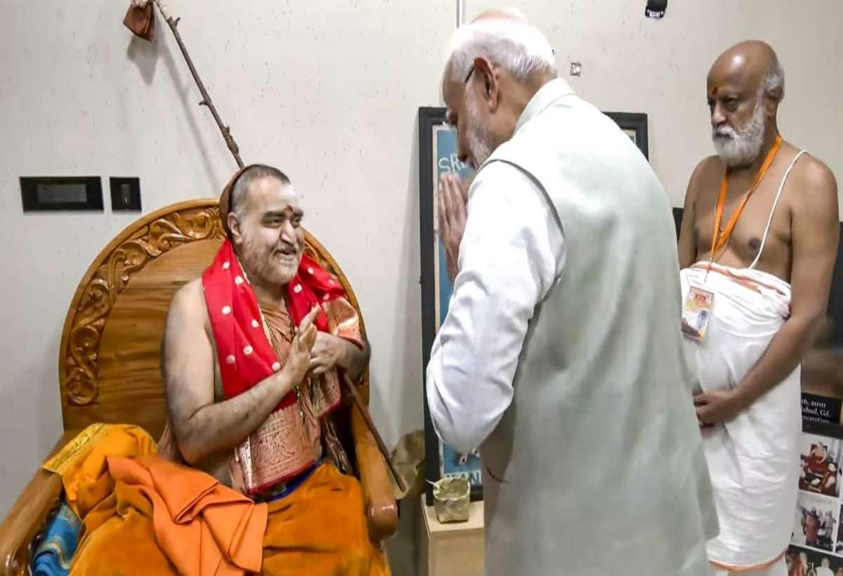 Kanchi Shankaracharya Praises PM Modi as 'NDA' Represents Narendra Damodardas' Discipline