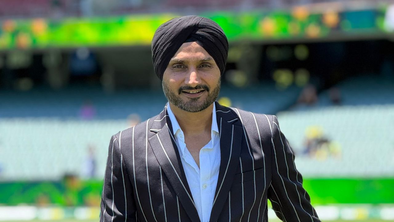 Harbhajan Singh Feuds with Fan, Targets Dhoni through Rohit