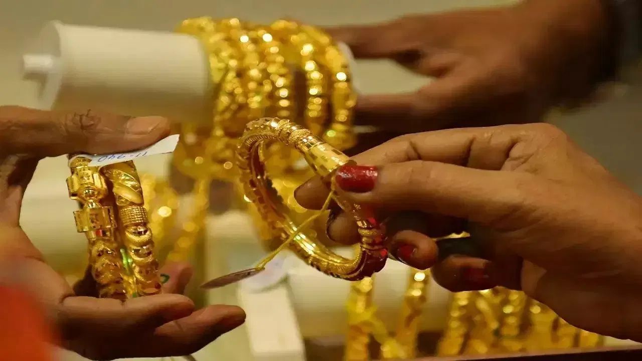 Significant Drop in Silver Prices Surpasses Gold Decline in Delhi: Current Rates Revealed